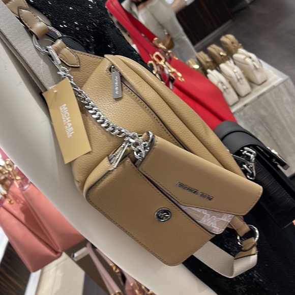 MICHAEL KORS
Maisie Large Pebbled Leather 2-in-1 Sling Pack
Camel
NWT - Picture 14 of 16